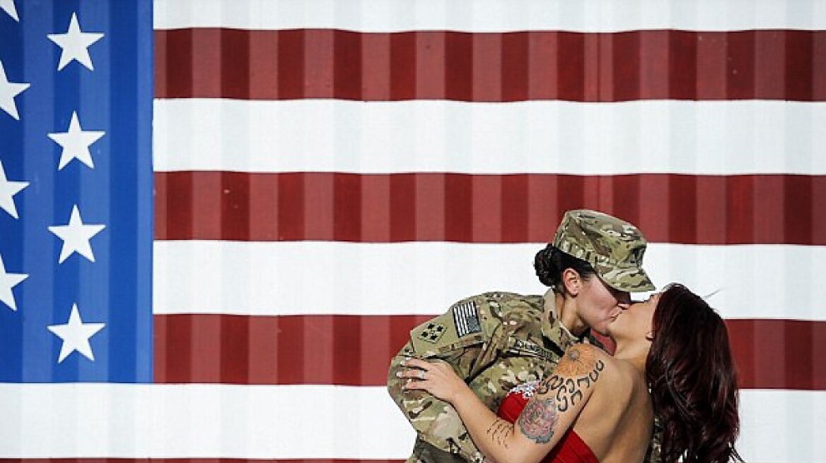 Λεσβίες δίνουν παθιασμένο φιλί με φόντο την αμερικανική σημαία